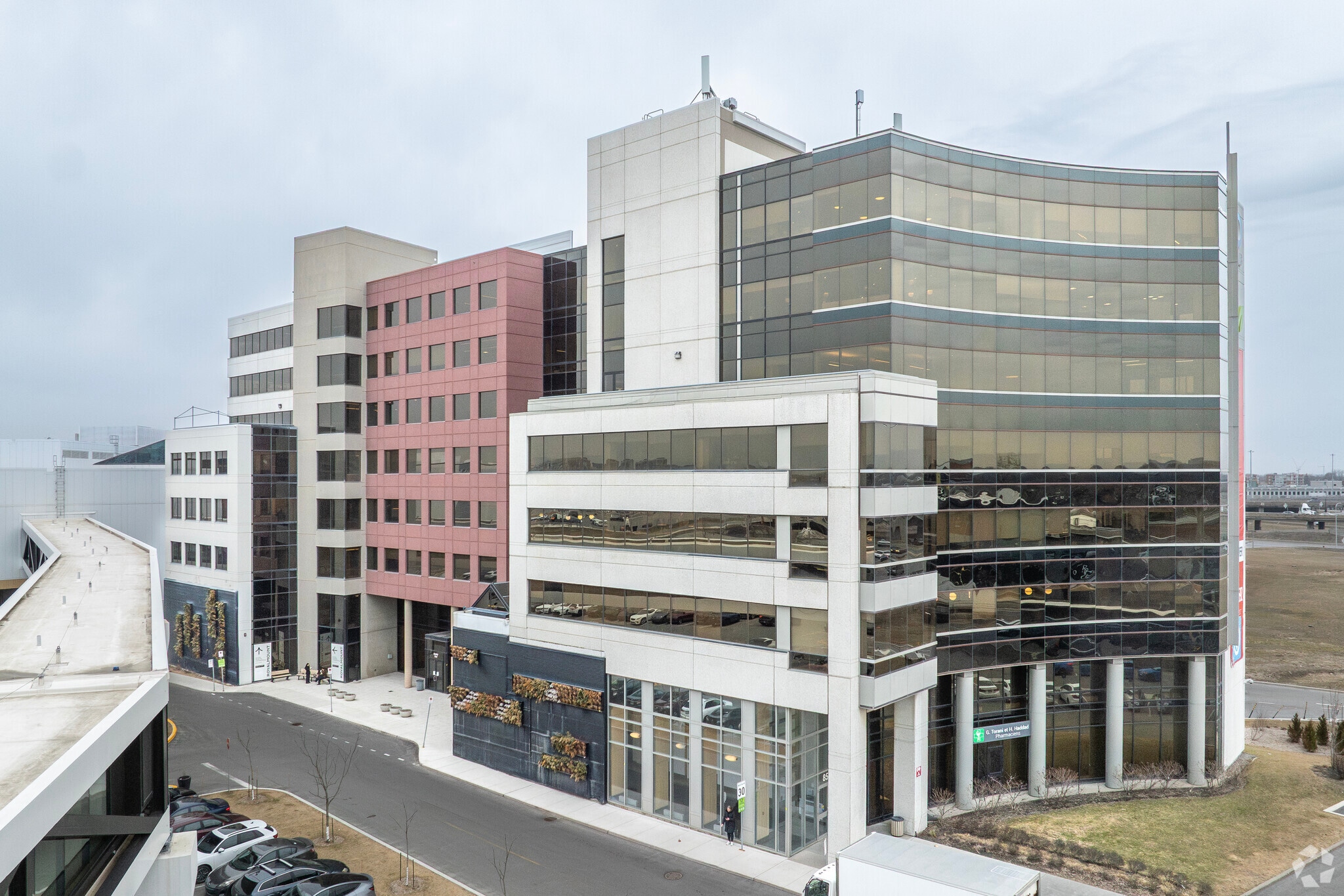 8500 Boul Décarie, Mt Royal, QC for sale Primary Photo- Image 1 of 1