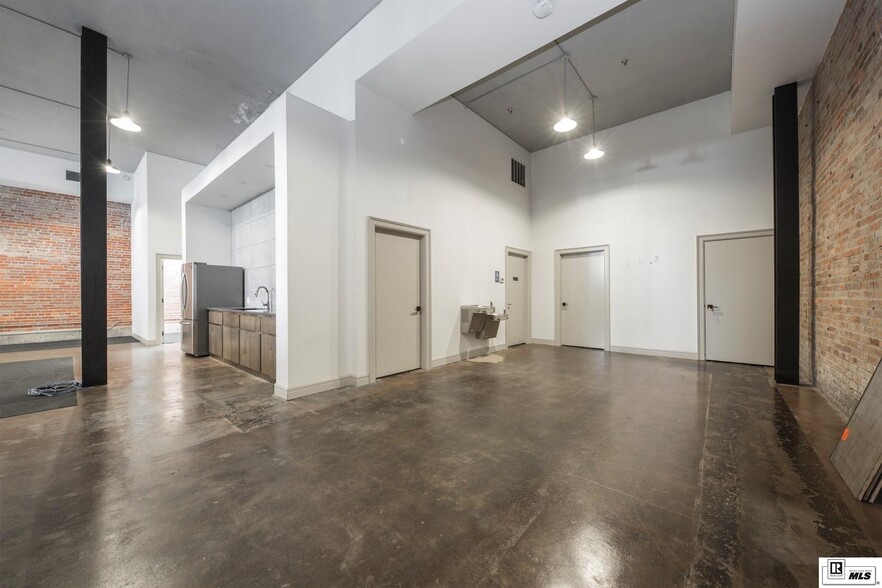 217 Desiard St, Monroe, LA for lease - Interior Photo - Image 1 of 12