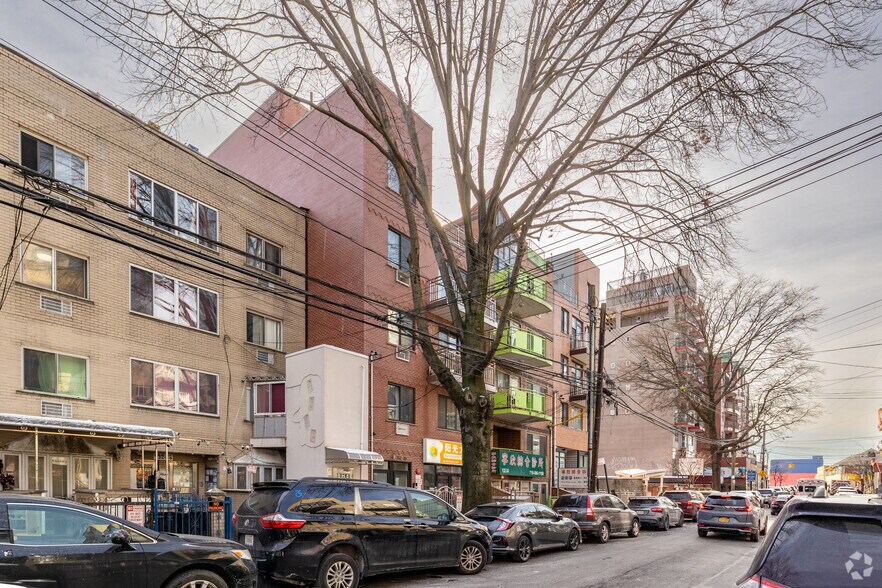 13236 41st Ave, Flushing, NY à vendre - Photo du bâtiment - Image 3 de 6