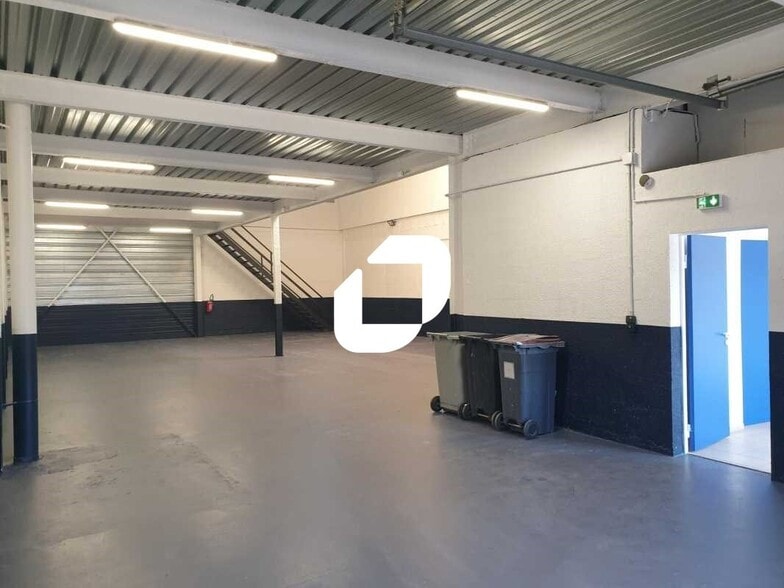 Flex in Orly for lease - Interior Photo - Image 3 of 16