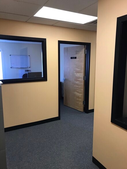 53 Stiles Rd, Salem, NH for lease - Interior Photo - Image 2 of 8