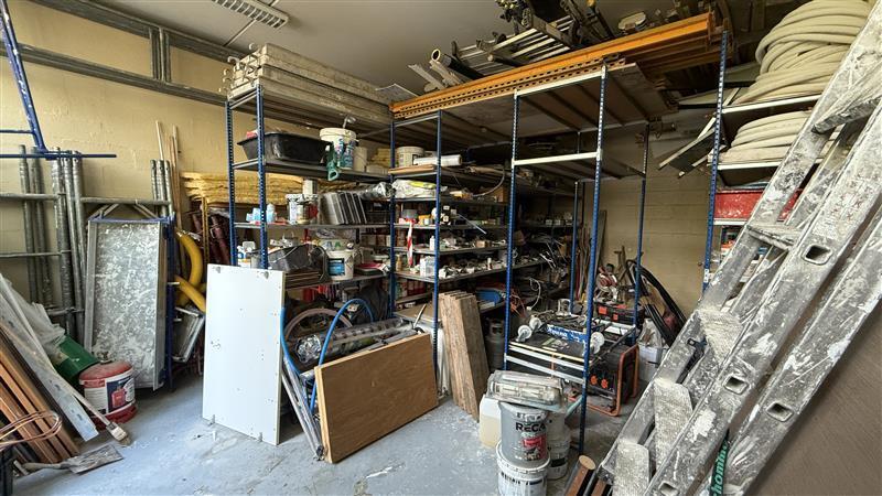 Flex in Lognes for lease - Interior Photo - Image 2 of 6