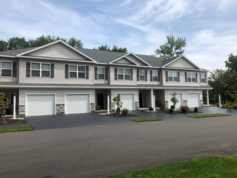 Ridge Manor Court, Niskayuna, NY à vendre - Photo du bâtiment - Image 3 de 32