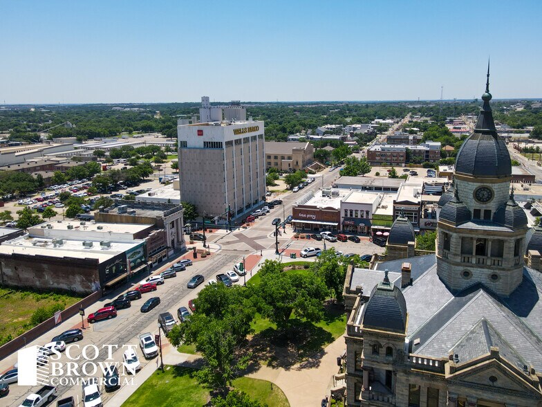 100 N Locust St, Denton, TX à louer - Photo du bâtiment - Image 2 de 7