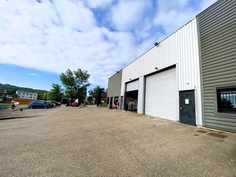 Flex in Brignais for sale - Building Photo - Image 2 of 2