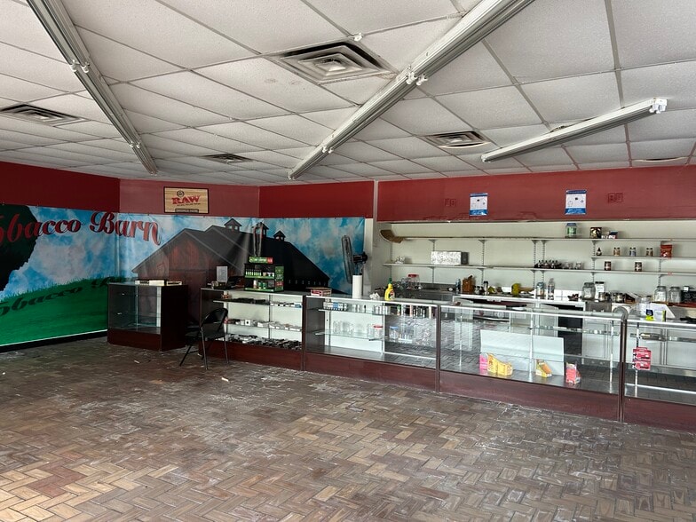 401 Raleigh Rd, Henderson, NC for lease - Interior Photo - Image 2 of 14