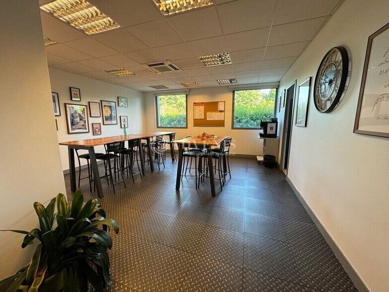 Office in Magny-le-Hongre for lease - Interior Photo - Image 2 of 6