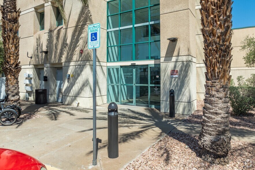 98 E Lake Mead Pky, Henderson, NV à louer - Photo du bâtiment - Image 3 de 4