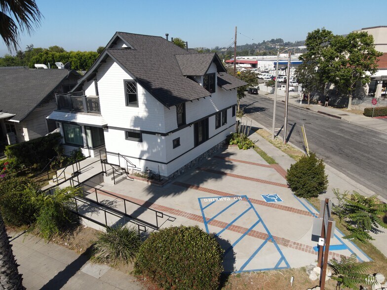 599 N Fair Oaks Ave, Pasadena, CA à louer - Photo du bâtiment - Image 3 de 15