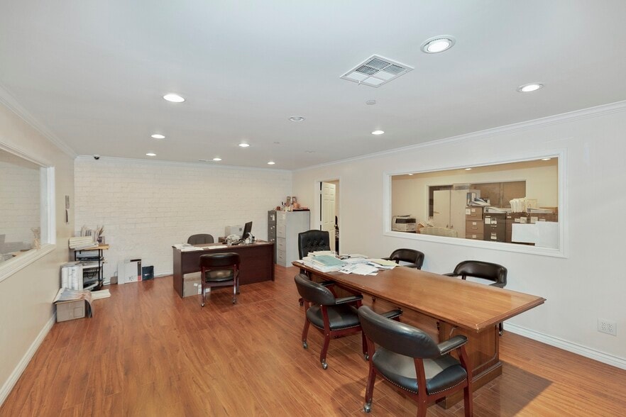 1668 E 40th Pl, Los Angeles, CA for lease - Building Photo - Image 2 of 9