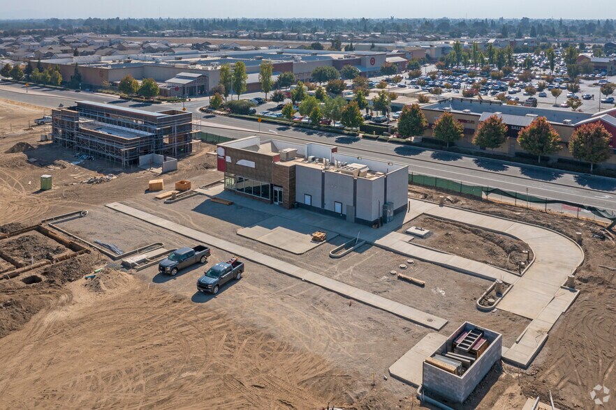 3426 N Dinuba Blvd, Visalia, CA à vendre - Aérien - Image 2 de 18
