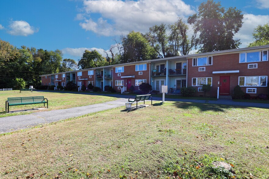 30 Lamb Ave, Saugerties, NY à vendre - Photo du bâtiment - Image 2 de 25