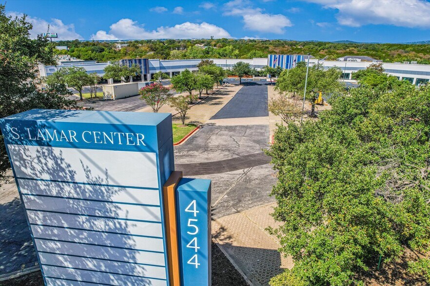 4544 S Lamar Blvd, Austin, TX à vendre - Photo du bâtiment - Image 3 de 6