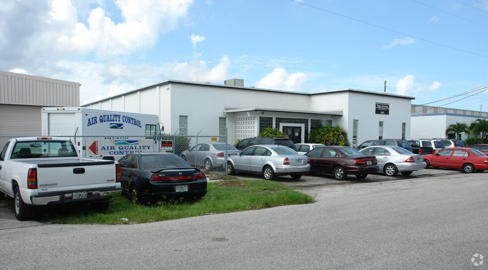 2830 46th Ave N, Saint Petersburg, FL for lease - Building Photo - Image 2 of 8