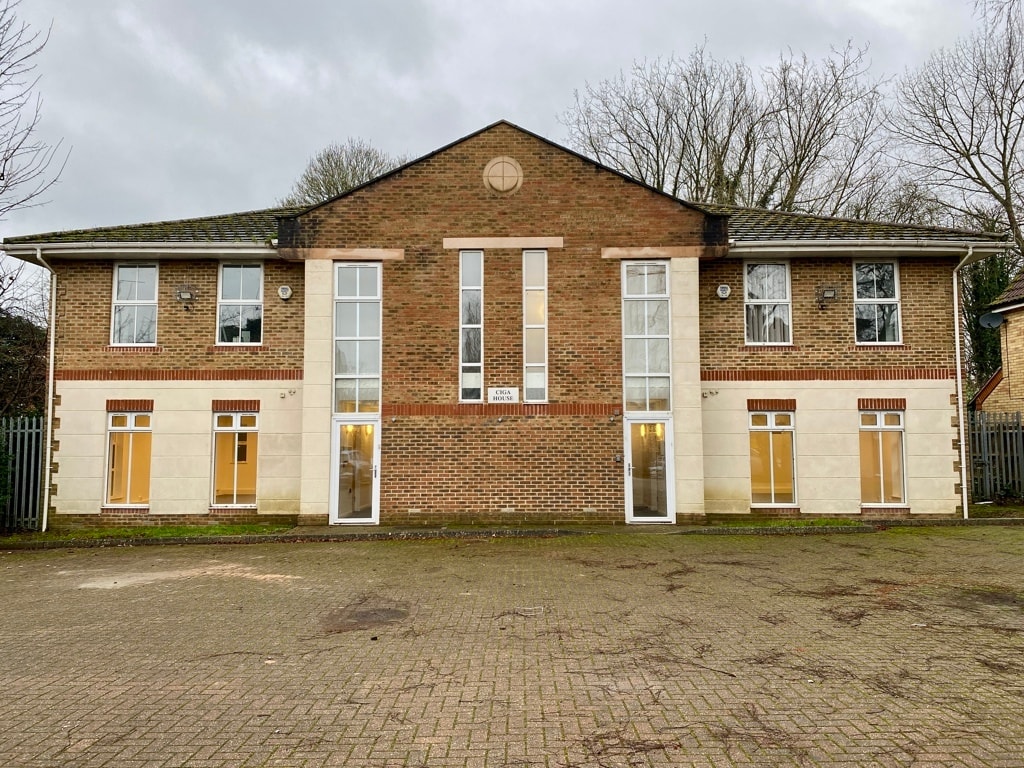 Vimy Rd, Leighton Buzzard for sale Primary Photo- Image 1 of 4