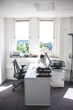 Montpellier Dr, Cheltenham à louer Photo intérieure- Image 2 de 5