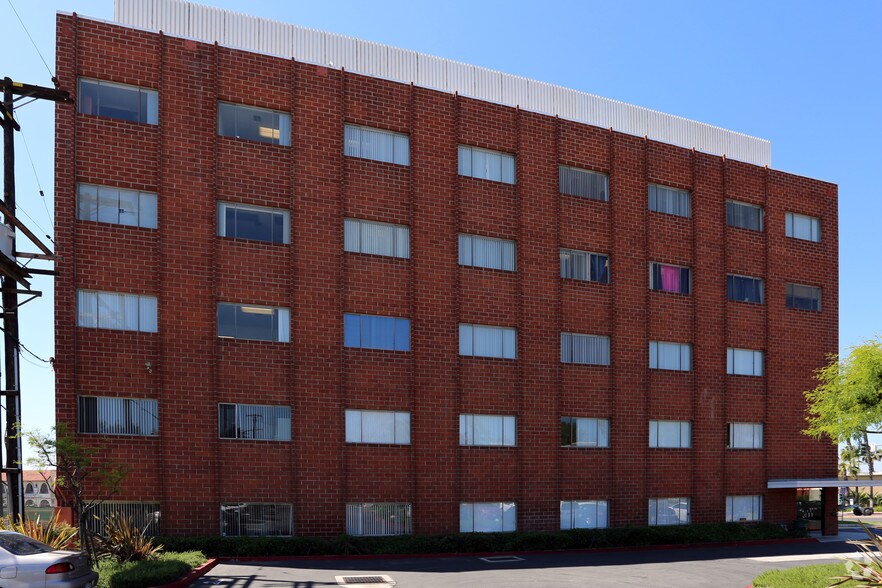 13575-13601 E Whittier Blvd, Whittier, CA à louer - Photo du bâtiment - Image 2 de 5