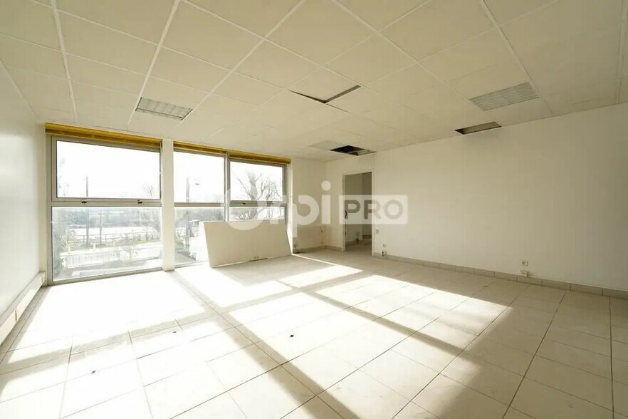 Office in Brindas for lease - Interior Photo - Image 2 of 10