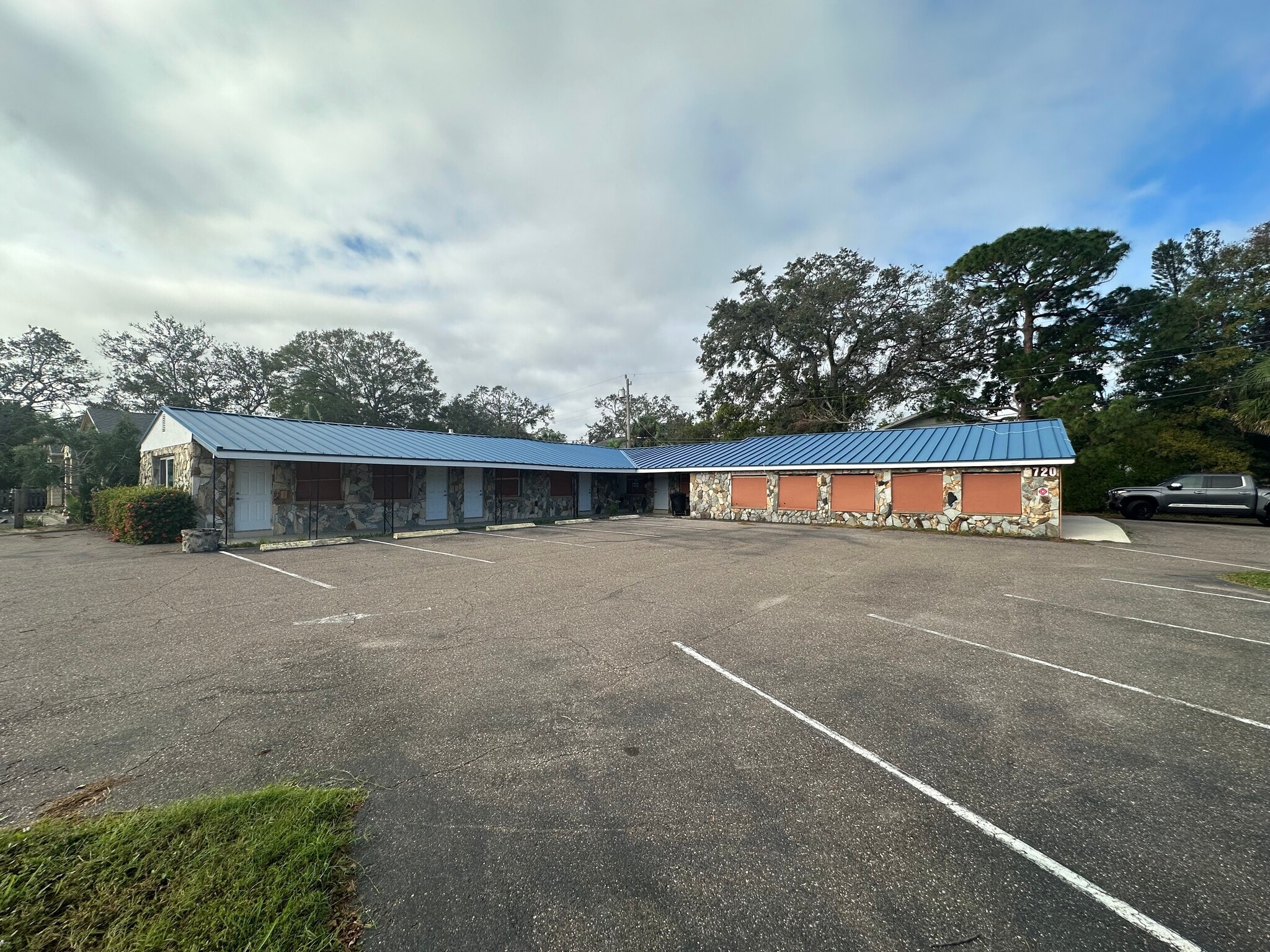 5720 4th St N, Saint Petersburg, FL for lease Building Photo- Image 1 of 9