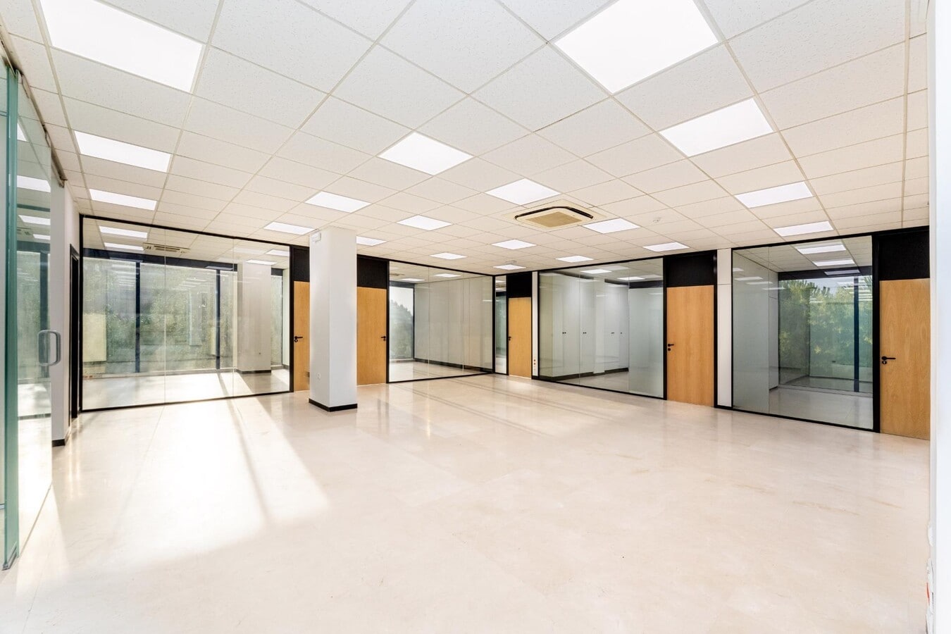 Madrid, MAD 28023 - Unit 01 - - Interior Photo - Image 2 of 24