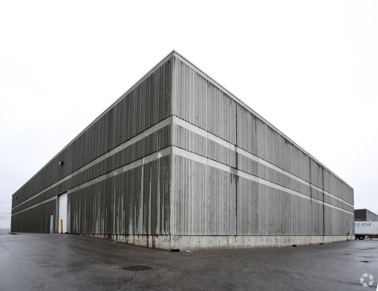 321 Parkhurst Sq, Brampton, ON à louer - Photo du bâtiment - Image 2 de 3