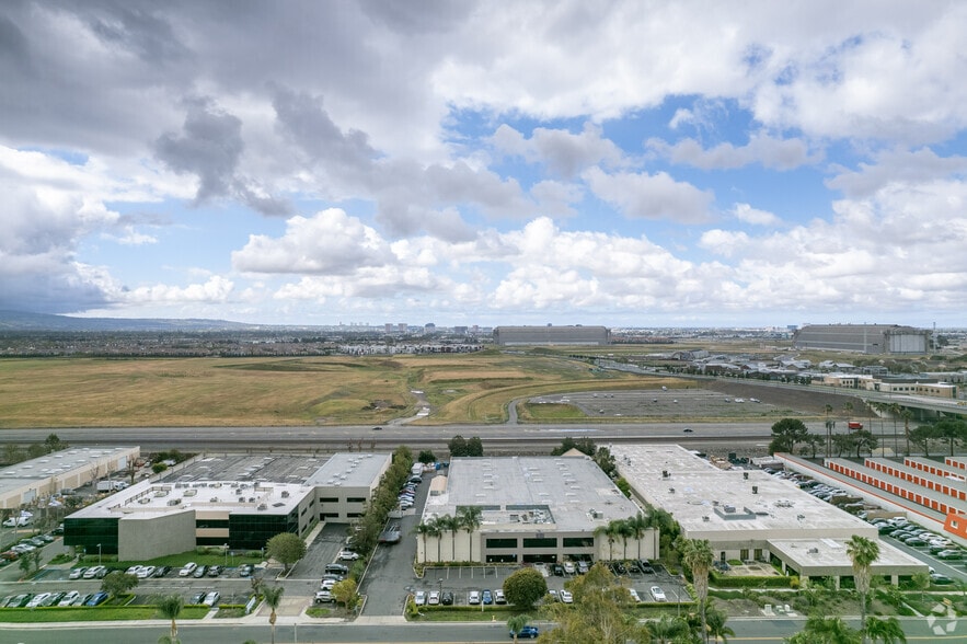 2692-2696 Dow Ave, Tustin, CA à vendre - Aérien - Image 3 de 17