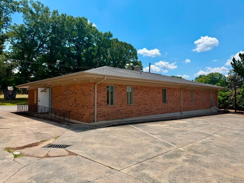 120 E Phifer St, Monroe, NC à louer - Photo du bâtiment - Image 1 de 11