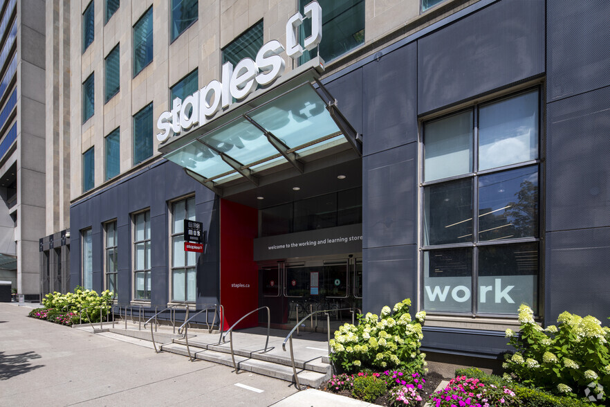 375 University Ave, Toronto, ON à louer - Photo du bâtiment - Image 3 de 22