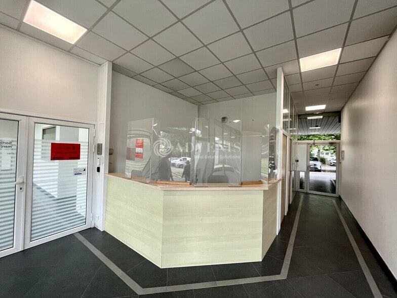 14 Chaussée Jules César, Osny for lease - Lobby - Image 2 of 12