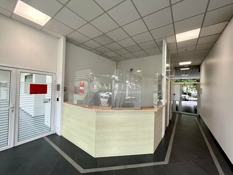 Office in Osny for lease - Lobby - Image 2 of 12