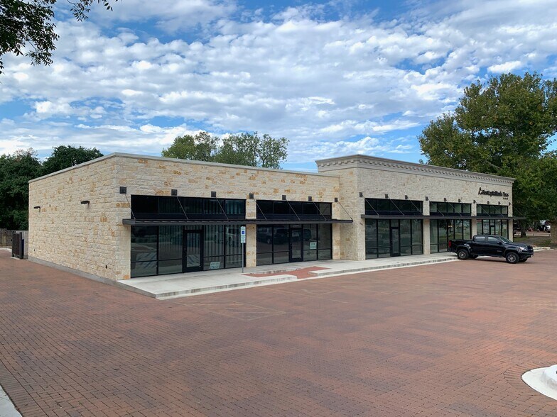 805 W Main St, Fredericksburg, TX à louer - Photo du bâtiment - Image 1 de 3