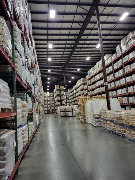 820 Flora Ave, Akron, OH for lease - Interior Photo - Image 3 of 4