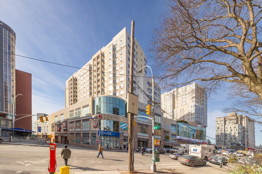 40-24 College Point Blvd, Flushing, NY à vendre - Photo du bâtiment - Image 3 de 7