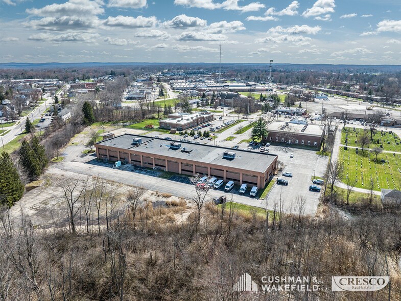 33001 Solon Rd, Solon, OH à louer - Photo du bâtiment - Image 1 de 3