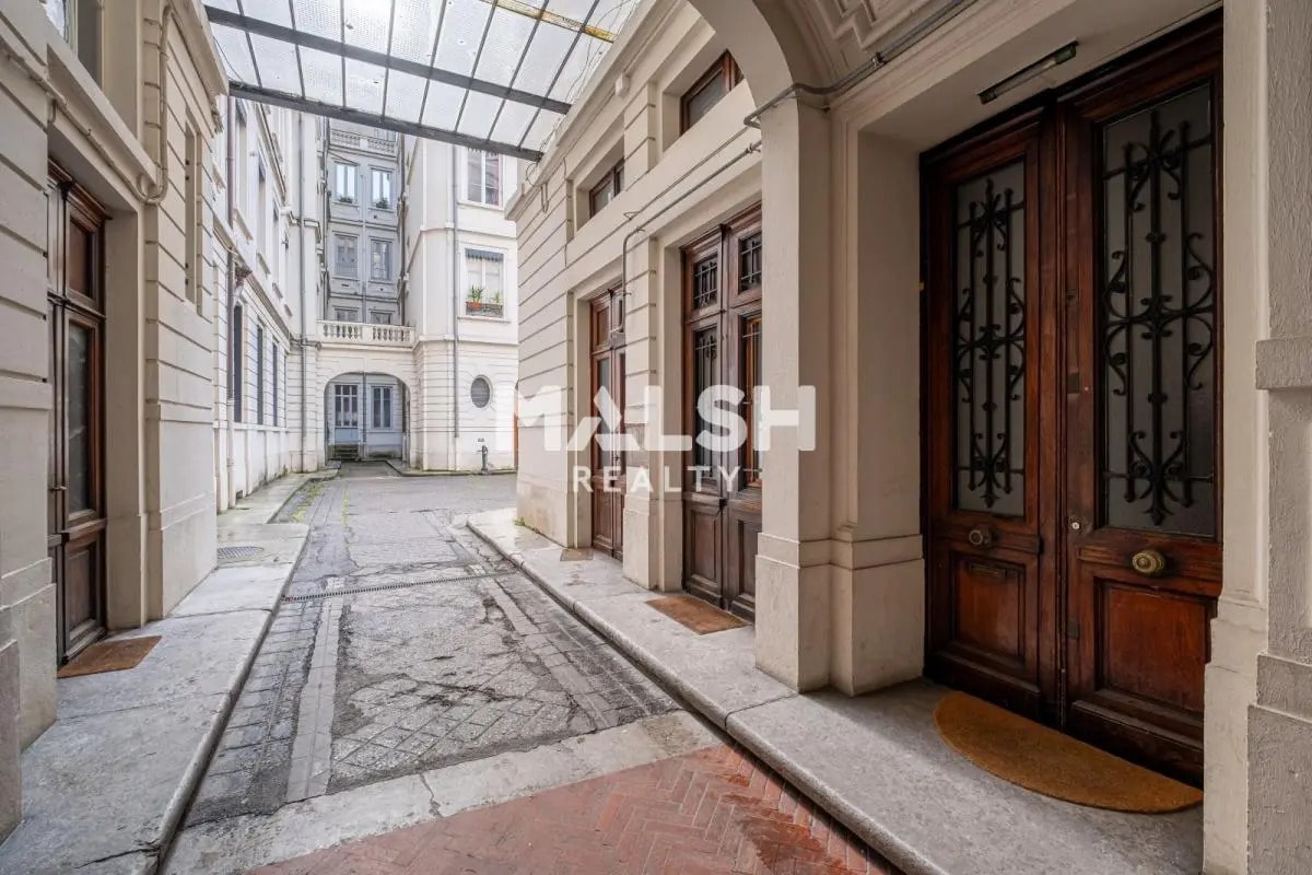 Office in Lyon for sale Building Photo- Image 1 of 11