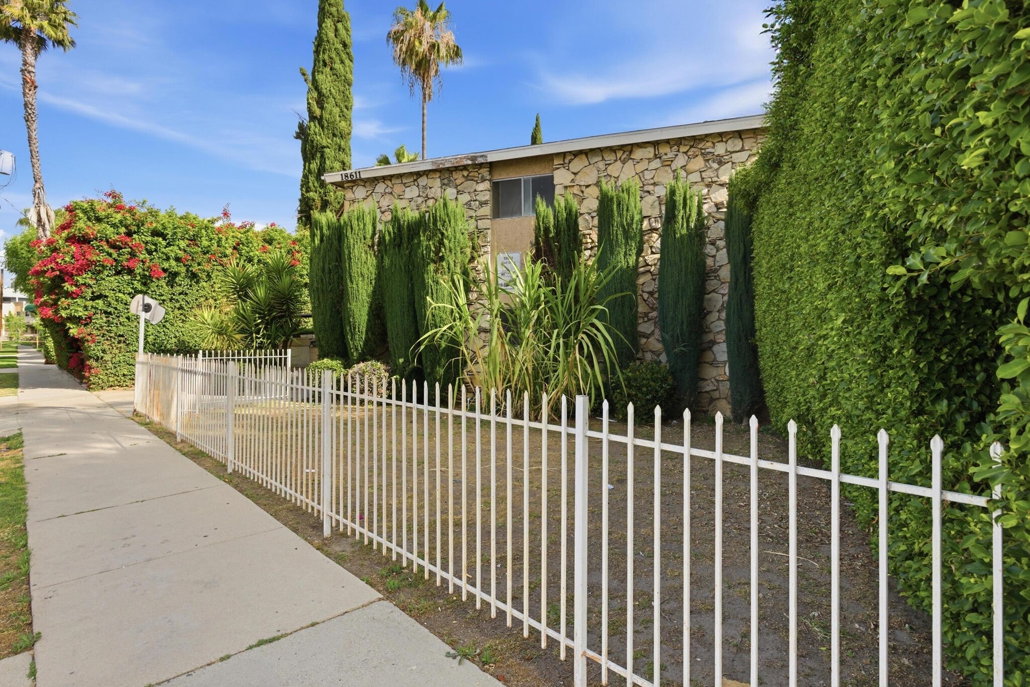 18611 Clark St, Tarzana, CA à vendre Photo principale- Image 1 de 28