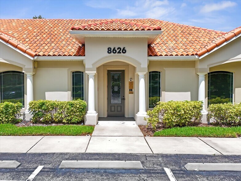 8626 N Himes Ave, Tampa, FL à louer - Photo du bâtiment - Image 2 de 31