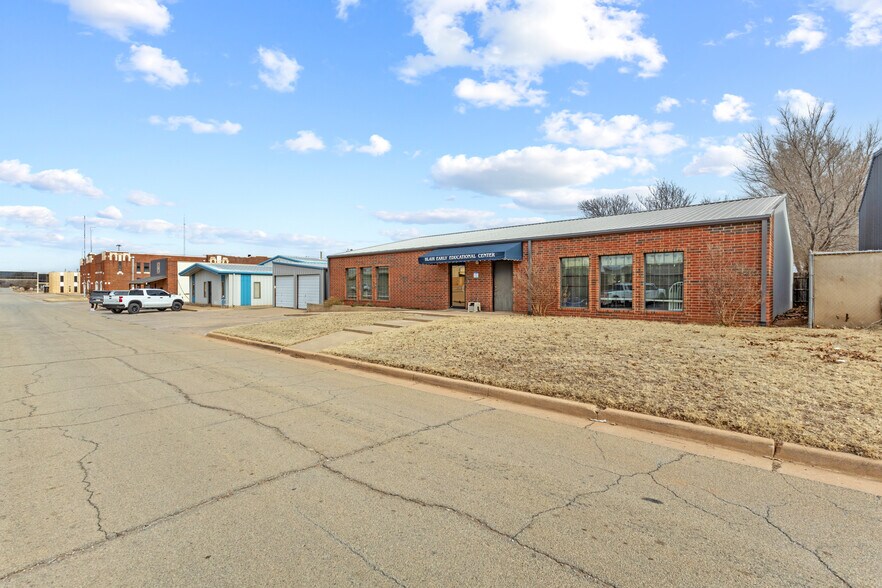 217 N 6th St, Kingfisher, OK à vendre - Photo du bâtiment - Image 2 de 30