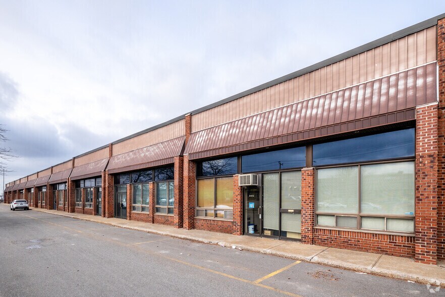 3455-3505 Rue Griffith, Montréal, QC à louer - Photo du bâtiment - Image 3 de 3