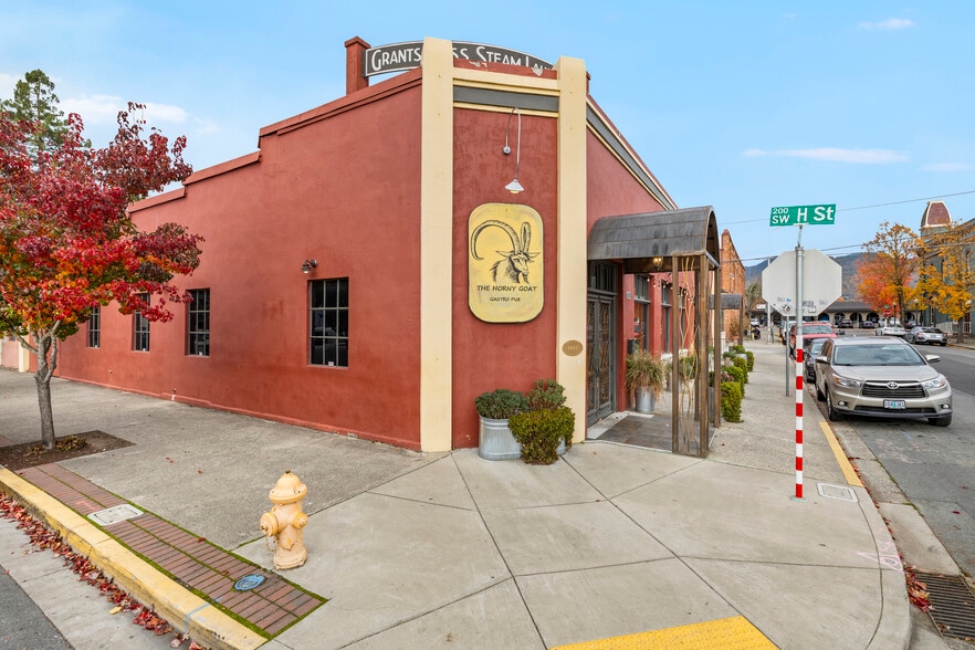 234 SW 5th St, Grants Pass, OR for sale - Building Photo - Image 2 of 37