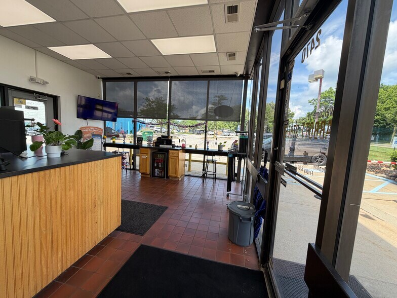 2470 W Stadium Blvd, Ann Arbor, MI for lease - Building Photo - Image 2 of 4