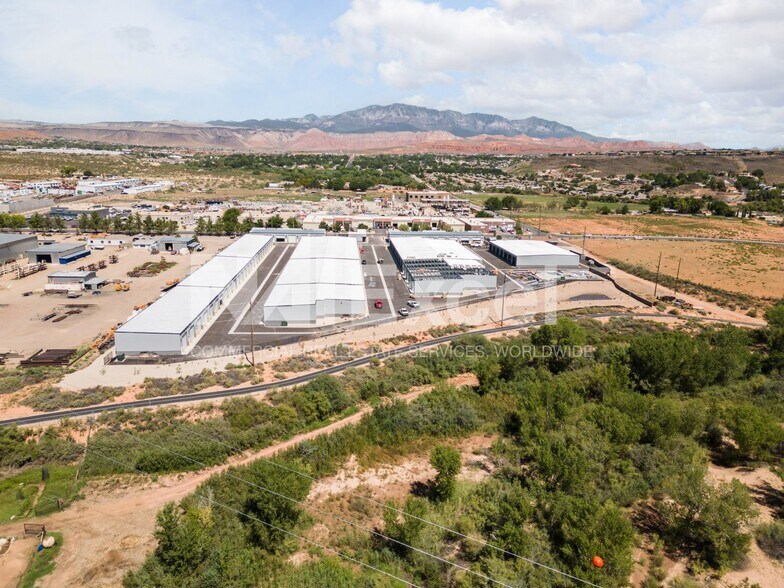 24 E Industrial Rd, Washington, UT à vendre - Photo du bâtiment - Image 2 de 4