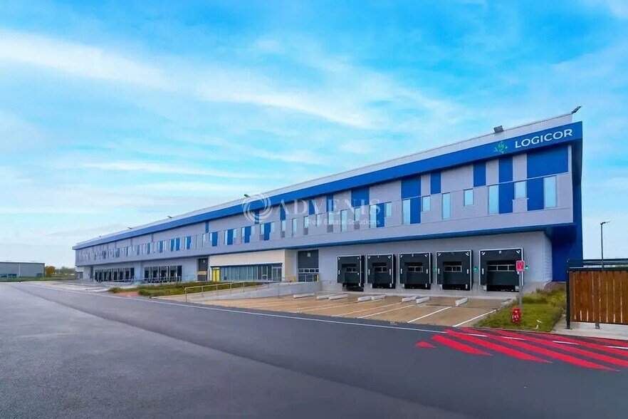 Industrial in Éragny for lease - Building Photo - Image 1 of 10