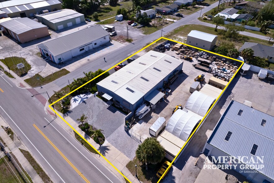 520 Colonia Ln E, Nokomis, FL à vendre - Photo du bâtiment - Image 1 de 28