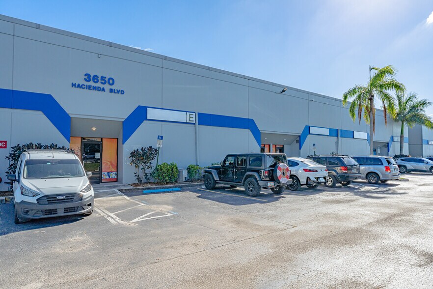 3650 Hacienda Blvd, Davie, FL à louer - Photo du bâtiment - Image 3 de 5