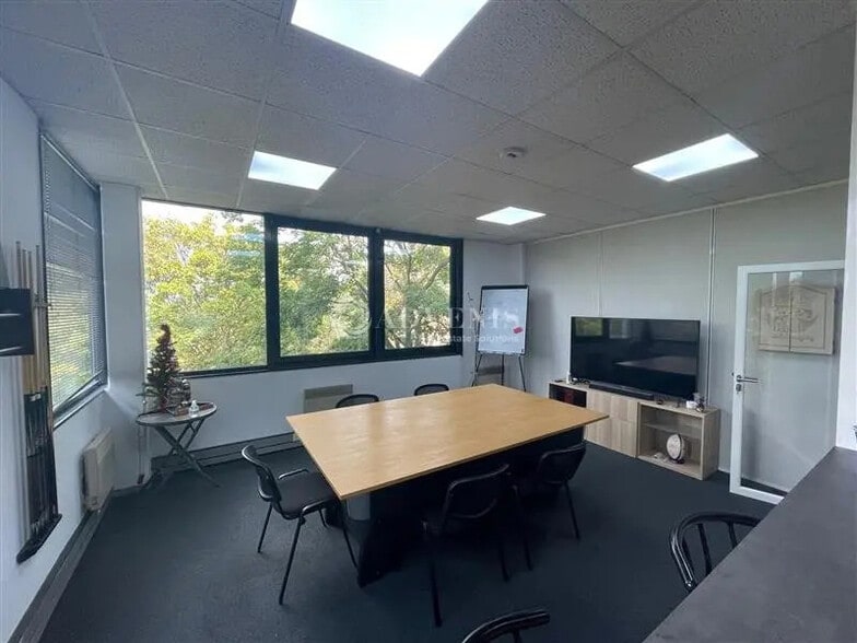 Office in Créteil for lease - Interior Photo - Image 3 of 5