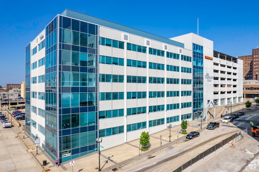 211 Fulton St, Peoria, IL for lease - Primary Photo - Image 1 of 11