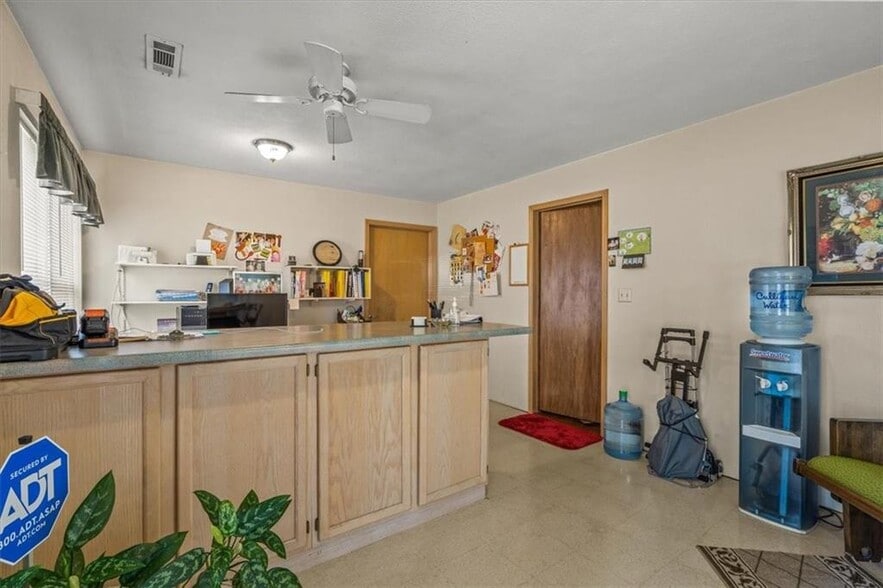 15 Pivot Rock Rd, Eureka Springs, AR for sale - Interior Photo - Image 3 of 25