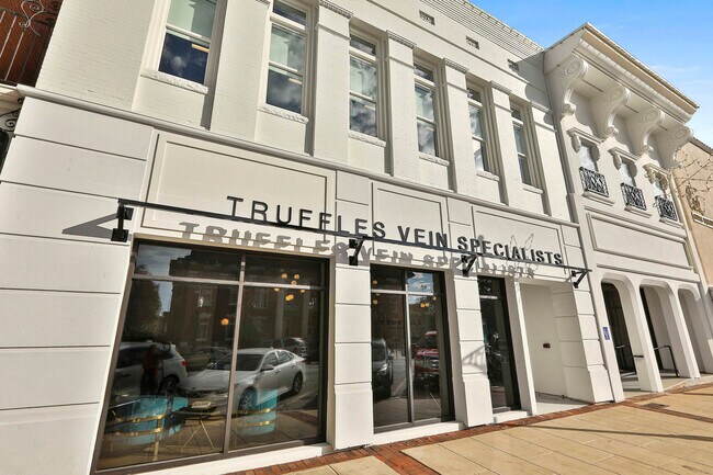 More details for 6-8 E Court Sq, Newnan, GA - Office for Lease