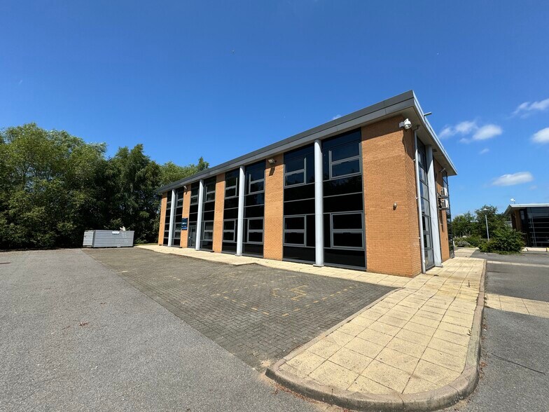 De Havilland Dr, Liverpool à louer - Photo du bâtiment - Image 2 de 5